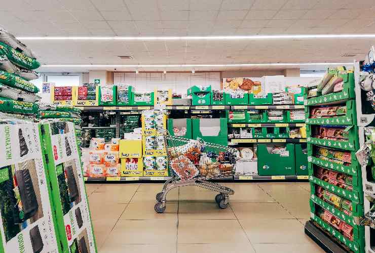Carrello in un supermercato sempre più vuoto per il caro prezzi