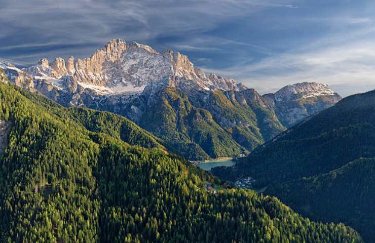 Vista delle Dolomiti con il lago di Alleghe
