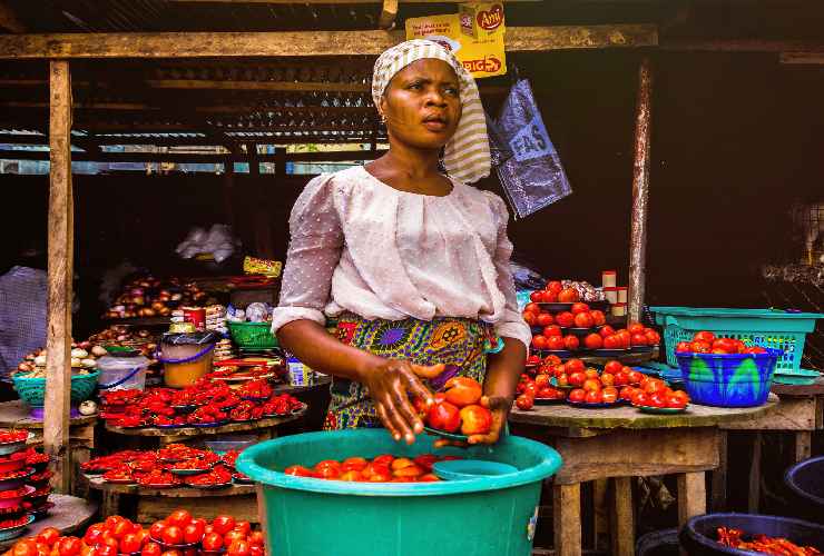 Una donna in un mercato in Africa, il continente più colpito dal blocco dell'export del grano dall'Ucraina