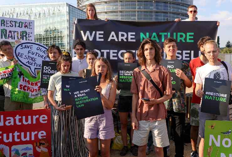 Greta Thunberg manifesta davanti al Parlamento europeo a favore della legge sul "Ripristino della natura"