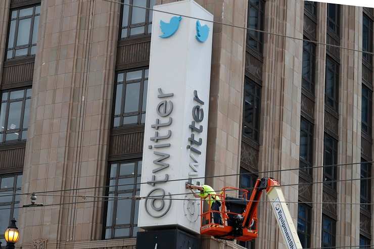 La rimozione della scritta "Twitter" dalla sede dell'azienda