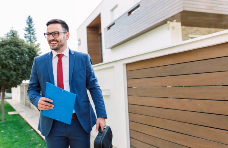 Uomo d'affari felice per il proprio lavoro