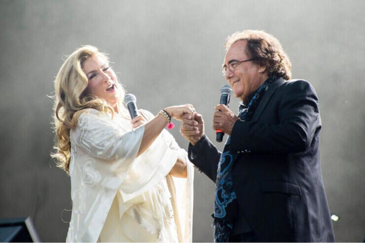 Albano Carrisi e Romina Power sul palco durante un concerto 