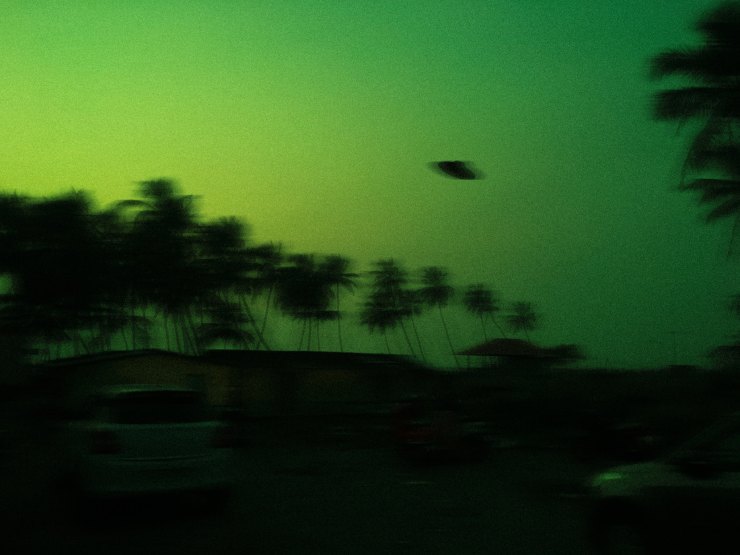 Oggetto volante in un cielo verde