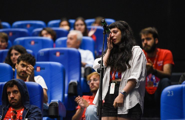 Giovani al Giffoni Film Fest in platea con una ragazza in lacrime davanti al microfono