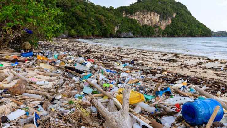 mar mediterraneo inquinato dalla plastica