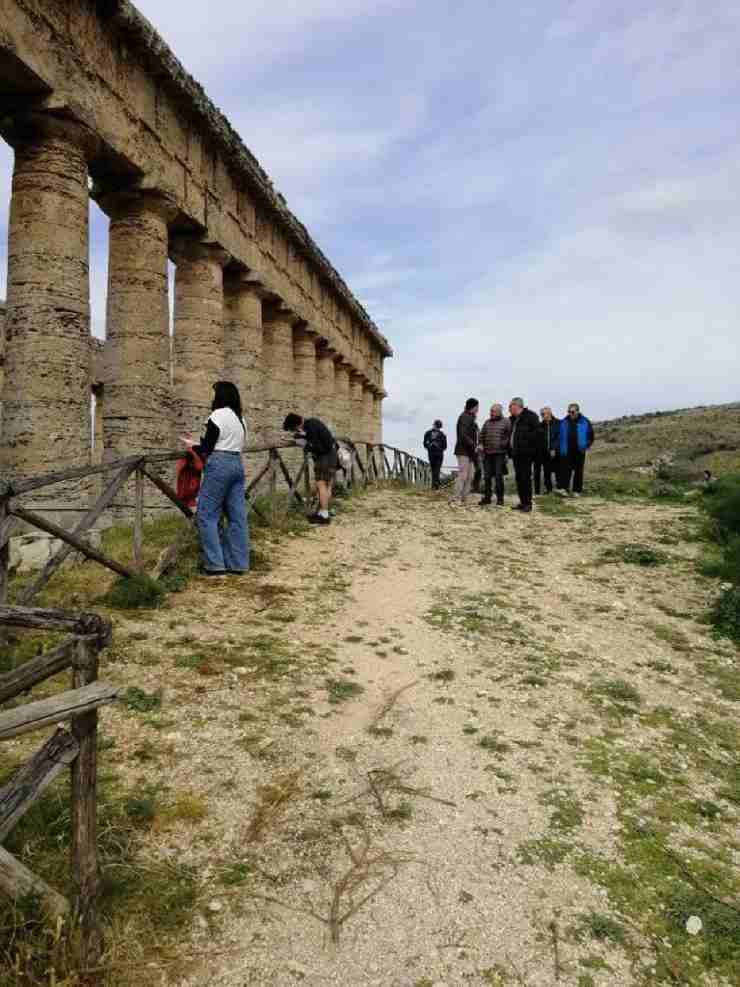 colonne del tempio di Segesta e alcuni turisti fuori