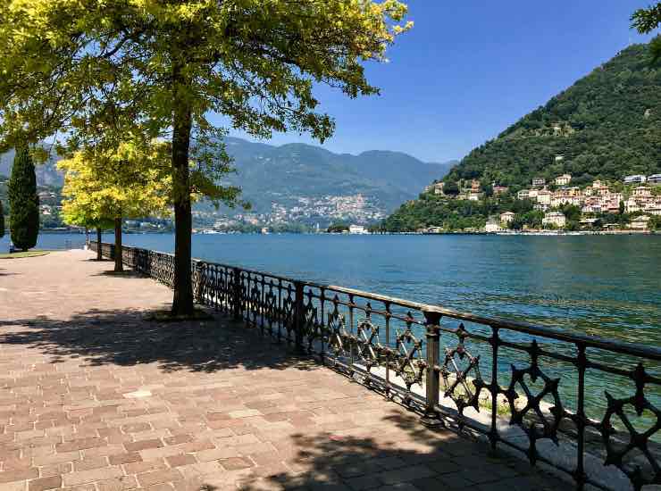 Tipica vista durante una passeggiata sul lago di Como