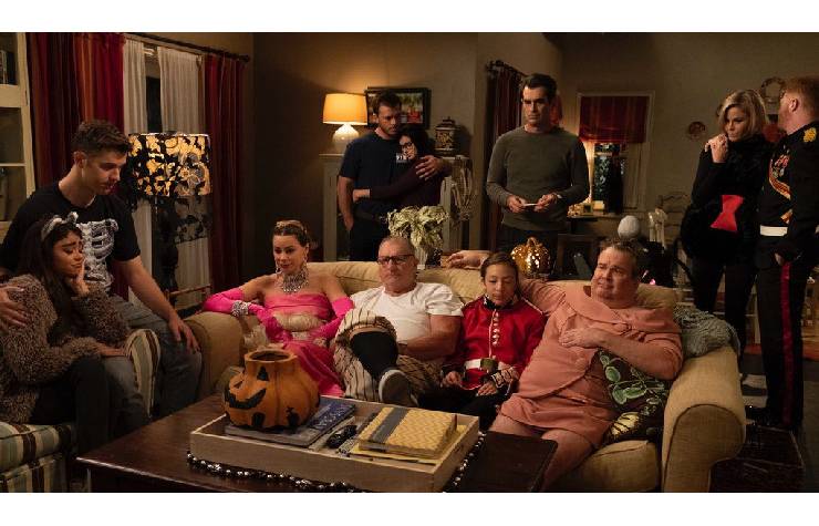 Modern Family Scena in cui tanti componenti della famiglia sono sul divano o attorno ad esso