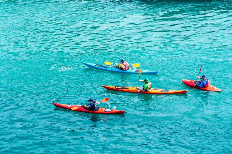 Gruppo pratica lo sport del kayak