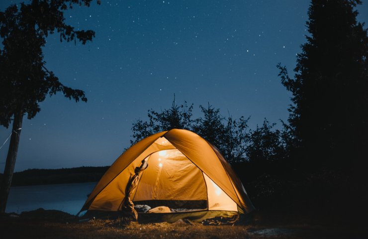 Tenda da campeggio illuminata di notte