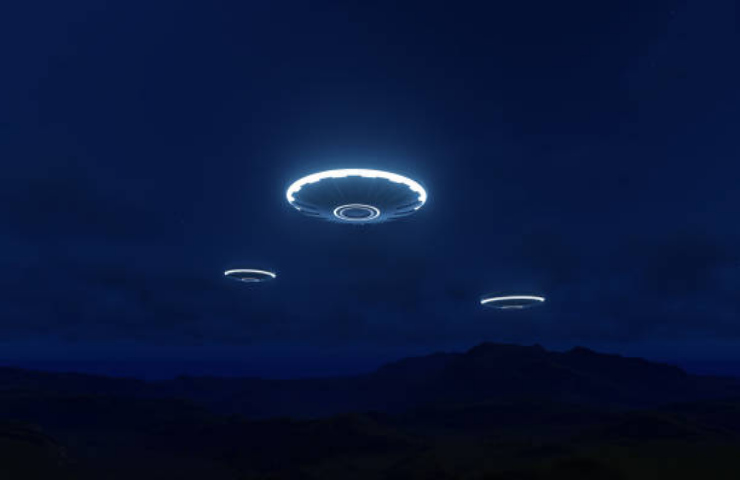 Rappresentazione di tre UFO di notte
