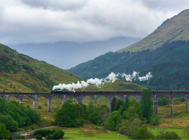 Il treno che porta gli studenti a Hogwarts