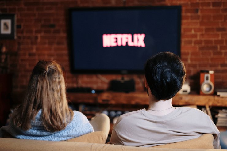 Coppia dinanzi a TV con Netflix