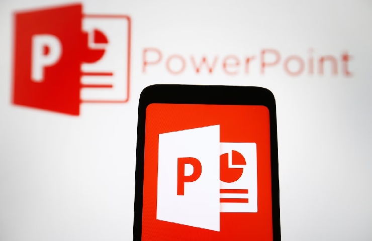 Il logo di Microsoft PowerPoint sullo schermo di uno smartphone e di un PC