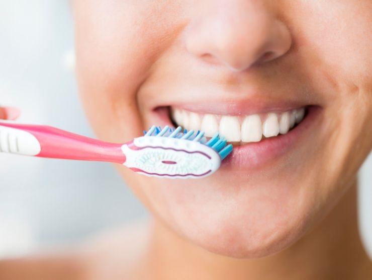 spazzolare denti igiene orale