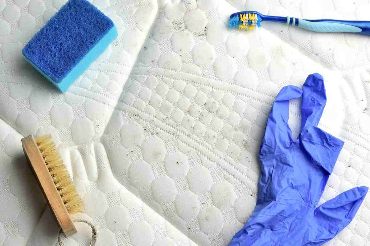 Come eliminare le macchie gialle sul materasso