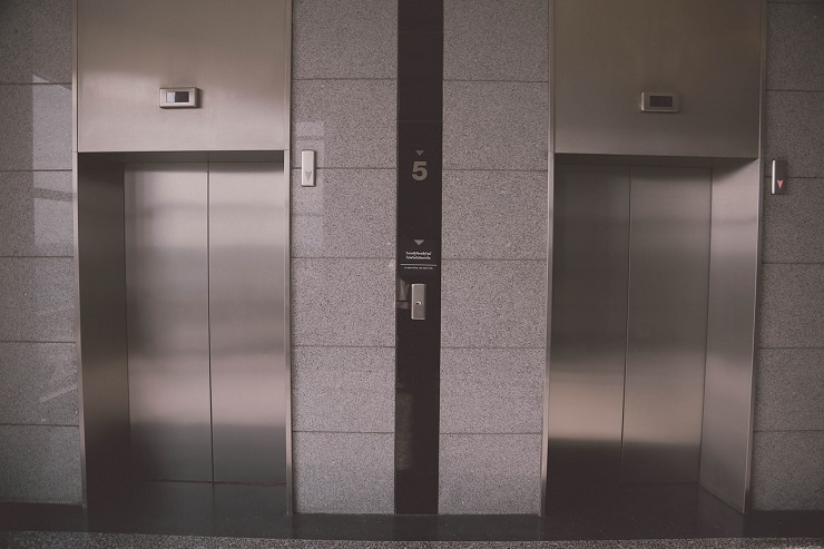 Un ascensore con le porte chiuse