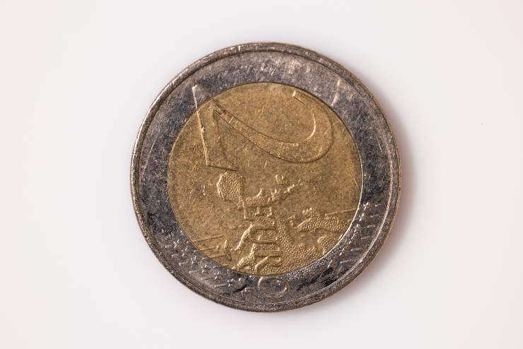 Una moneta da 2 euro corrosa