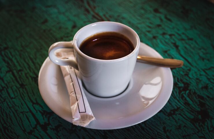 tazzina di caffè con bustina di zucchero