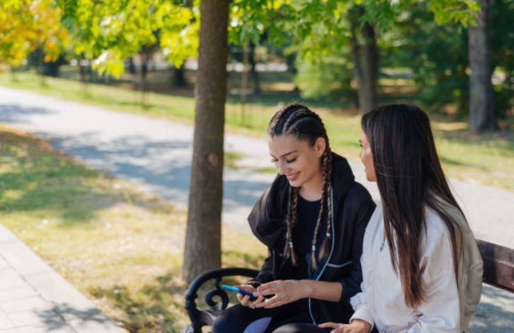 Due ragazze sconosciute che parlano