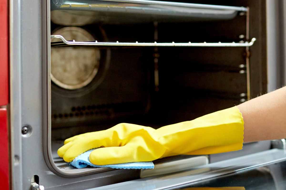 Conoscevi questo trucco per pulire il forno? Davvero efficace, ma non te lo  aspetti