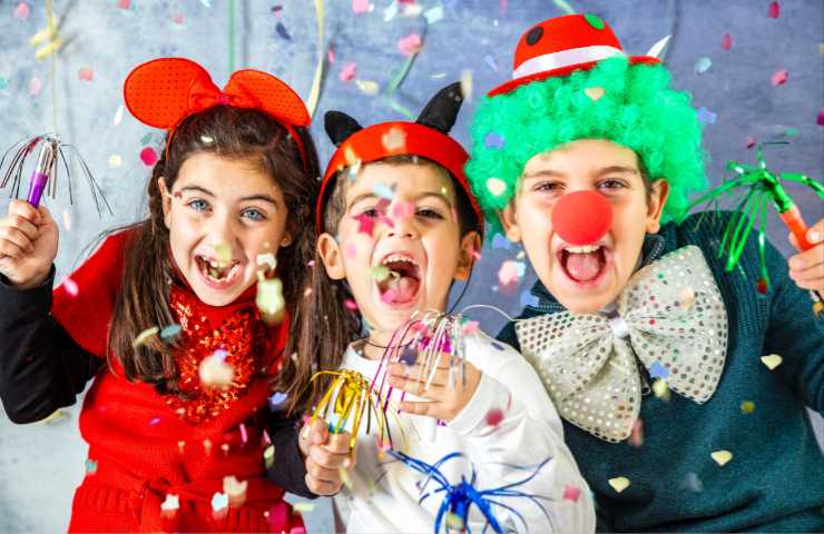 Bambini festeggiano carnevale 