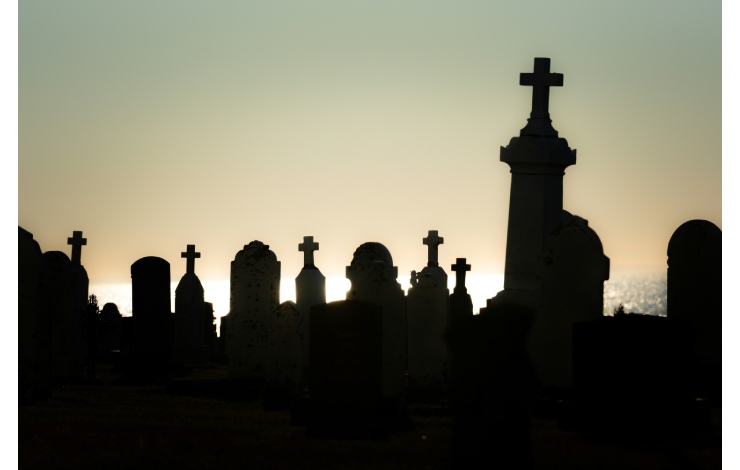 Cimitero in controluce