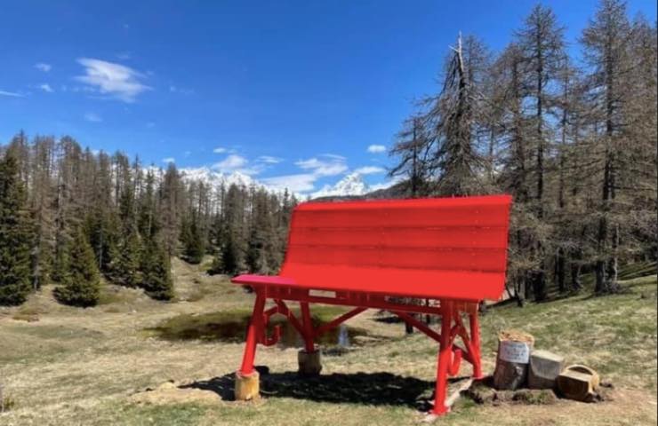 Panchina rossa in zona di montagna 