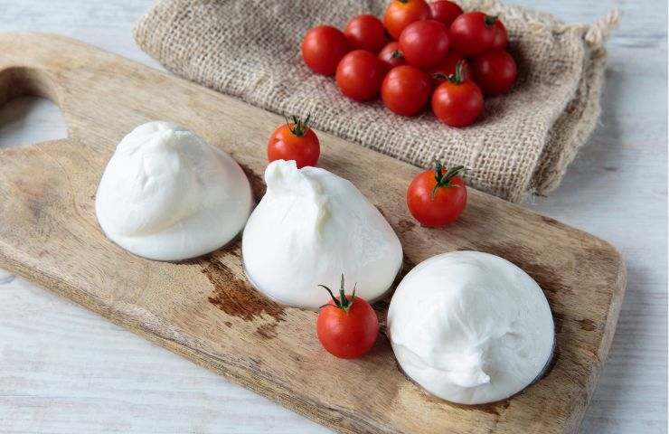 Mozzarella con pomodorini sul tavolo 