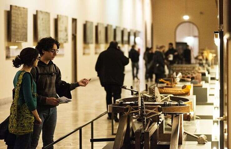 Museo della Scienza e della Tecnologia di Milano interni con persone che camminano per i corridoi