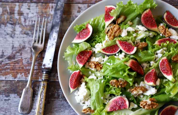 Un piatto di insalata e fichi