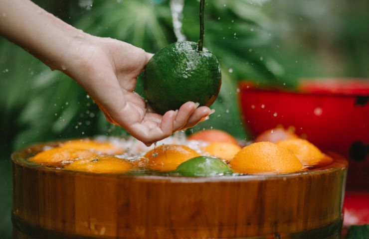 Lavaggio della frutta in una bacinella
