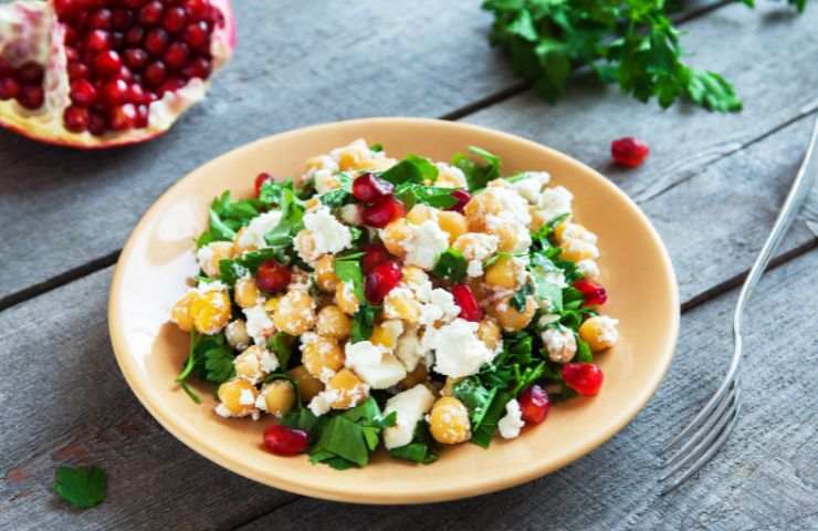 Insalatona con ceci cavoli melograno e yogurt