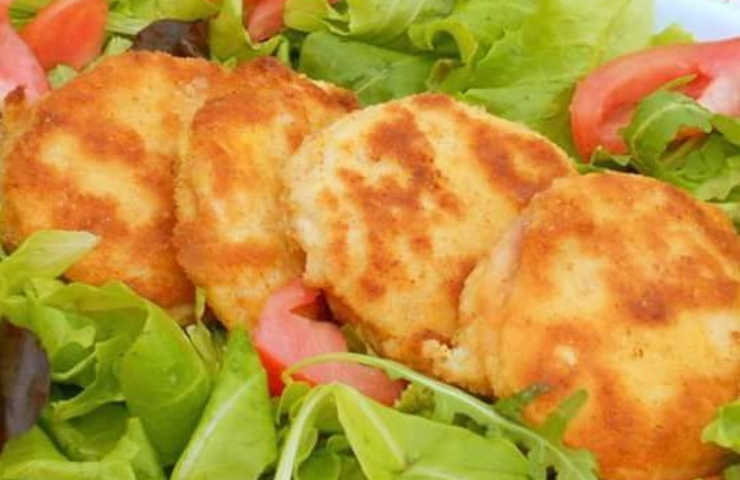 Medaglioni di pollo con insalata