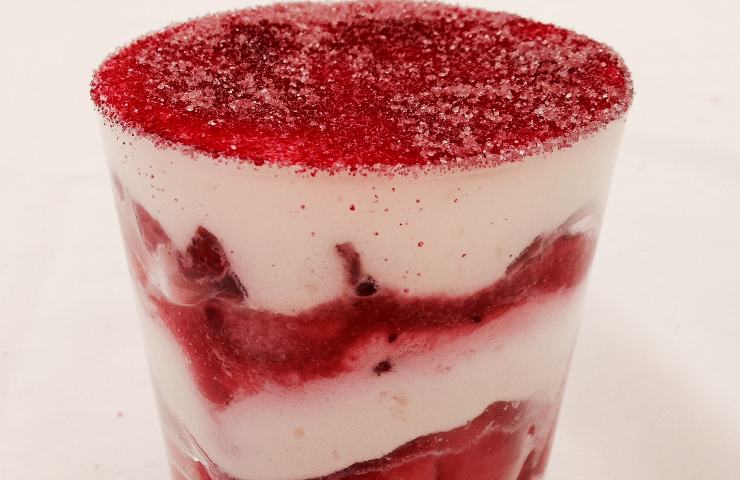 Hai mai assaggiato il tiramisù di fragole? La ricetta della primavera pronta in 5 minuti