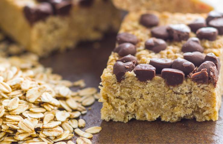 Torta con avena e gocce di cioccolato