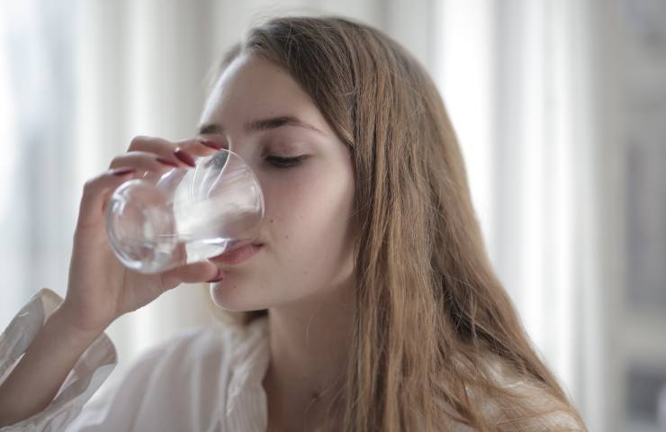 ragazza beve l'acqua