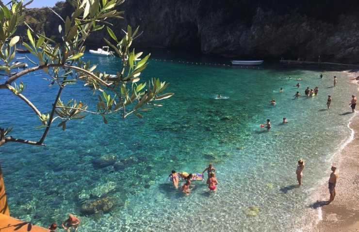 Questa spiaggia italiana ha le acque più azzurre del mondo: che meraviglia